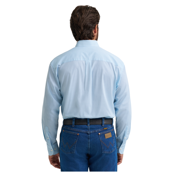 112374626 Wrangler Men's Classic Long Sleeve Relaxed Fit Button Down Western Shirt - Blue