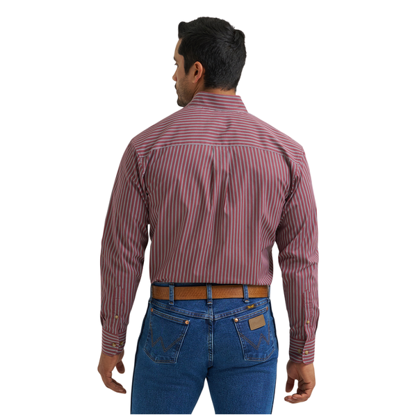 112381630 Wrangler Men's Classic Relaxed Fit Long Sleeve Buttondown Shirt - Red